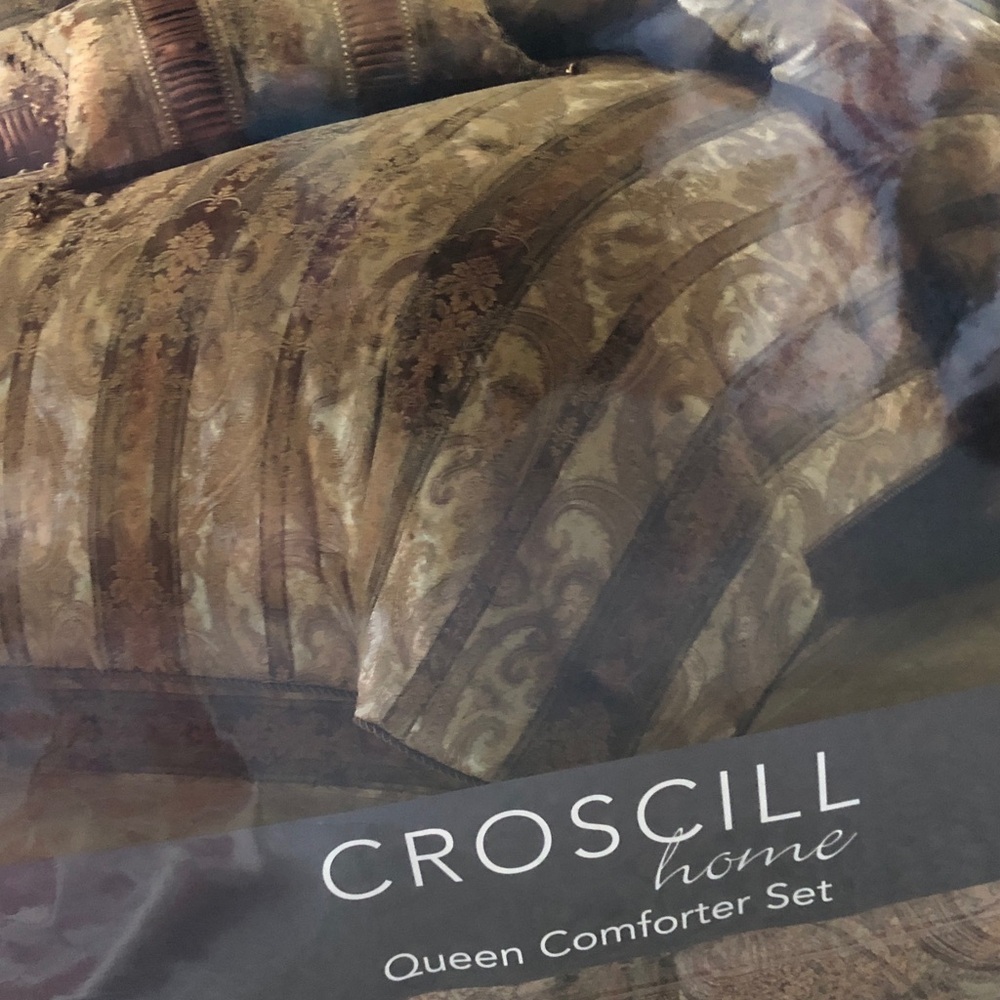 Croscill Queen 4 piece bed set Sorrento new in package 2 pillow shams bed skirt